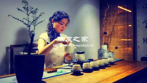 美女在喝陈皮茶
